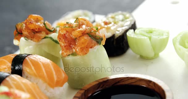 Sushi op dienblad met saus — Stockvideo
