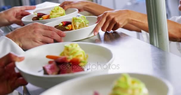 Chefs segurando pratos de comida — Vídeo de Stock