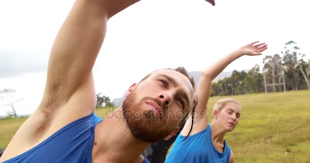 Hombre y mujer realizando estiramiento — Vídeos de Stock