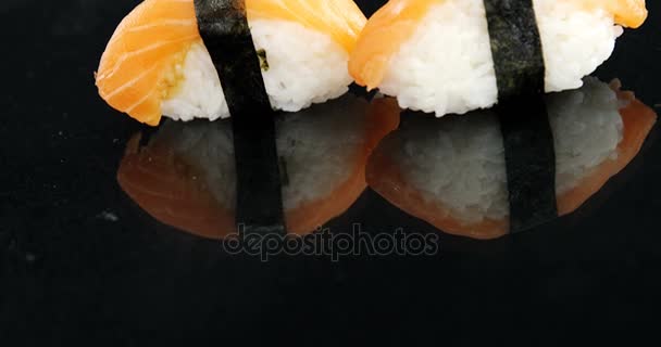 Sushi nigiri envuelto en algas nori — Vídeos de Stock