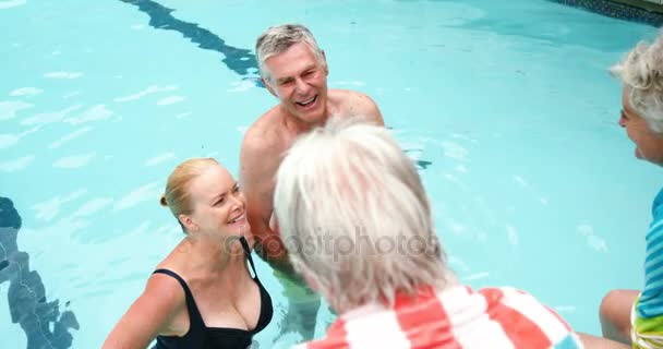 Senioren entspannen am Pool — Stockvideo