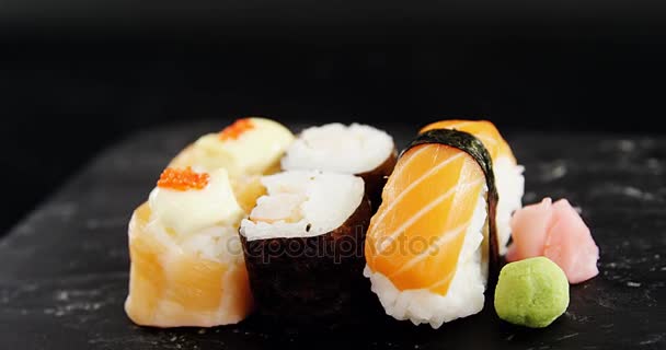 Primo piano di una serie di sushi assortiti — Video Stock