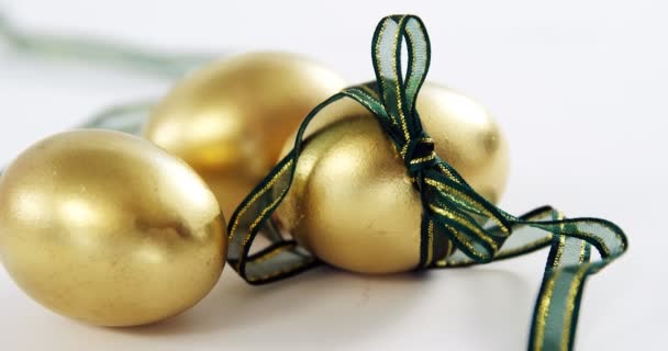 Золотые пасхальные яйца — стоковое видео