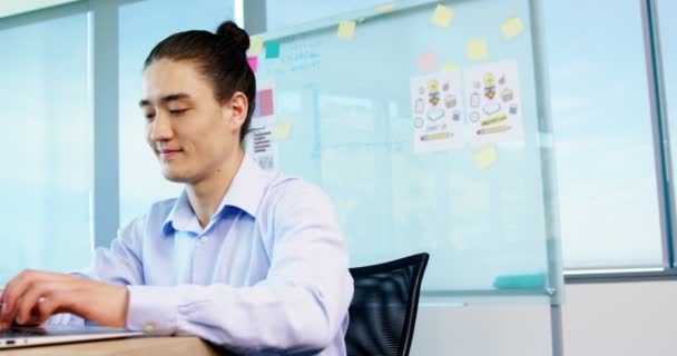 Dirigeant d'entreprise travaillant sur ordinateur portable à son bureau — Video