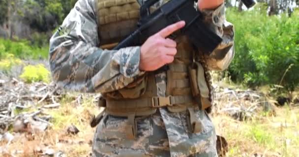 Солдат, охраняющий с винтовкой — стоковое видео