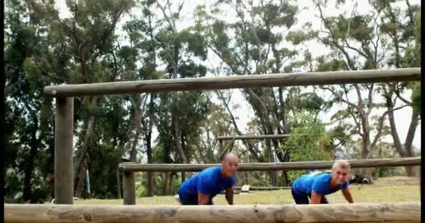 Homem e mulher escalar um obstáculos — Vídeo de Stock