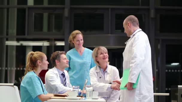 Doctor shaking hands with colleagues — Stock Video