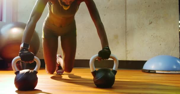 Vältränad kvinna tränar med kettlebells — Stockvideo