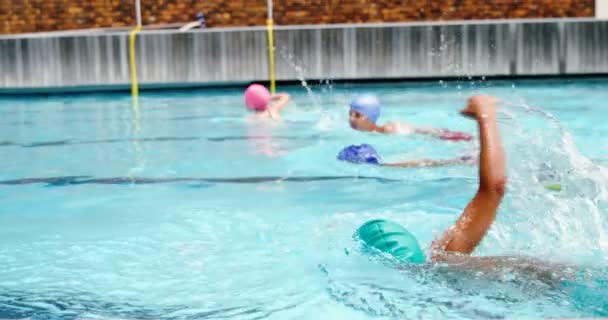 Estudantes nadando na piscina — Vídeo de Stock