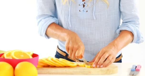 Mulher cortando doce Limão — Vídeo de Stock