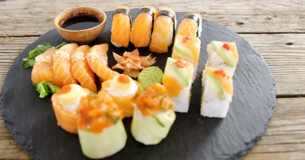 Sushi en bandeja con salsa — Vídeos de Stock