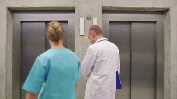 Arzt und Krankenschwester interagieren miteinander — Stockvideo