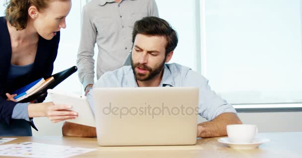 Executivo ficando frustrado enquanto trabalhava em sua mesa — Vídeo de Stock