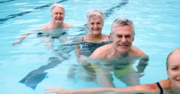 Idosos nadando na piscina — Vídeo de Stock