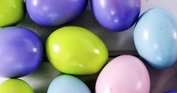 Різнокольорові великодні яйця — стокове відео