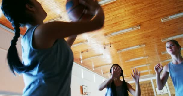 Estudantes jogando basquete na quadra de basquete — Vídeo de Stock