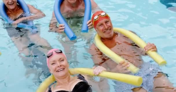 Senioren schwimmen mit aufblasbarem Schlauch — Stockvideo