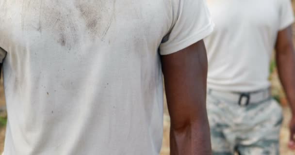 Ajuste los hombres de pie en el campo de entrenamiento — Vídeo de stock