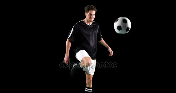 Спортсмен играет в футбол — стоковое видео