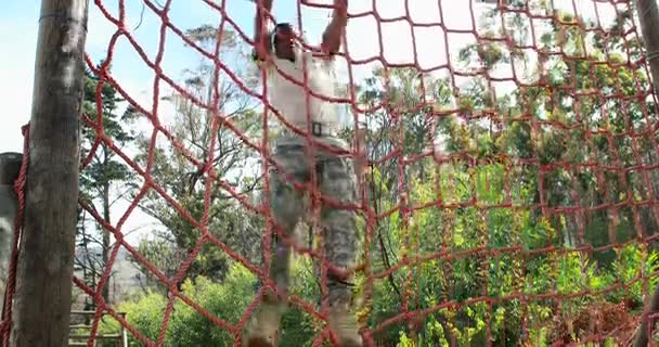 Soldado escalando corda durante curso de obstáculo — Vídeo de Stock