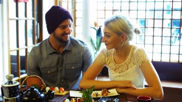 Пара взаимодействующих друг с другом в ресторане — стоковое видео