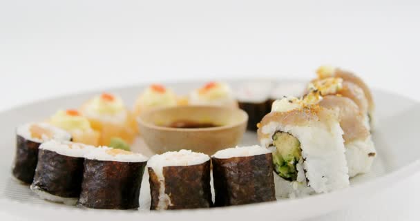 Суши подаются на тарелке — стоковое видео