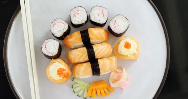 Sushi servi sur assiette — Video