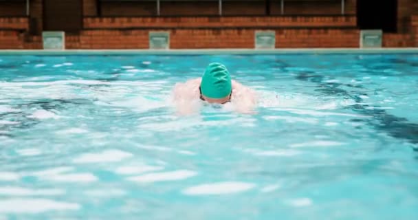 Homme âgé nageant dans la piscine — Video