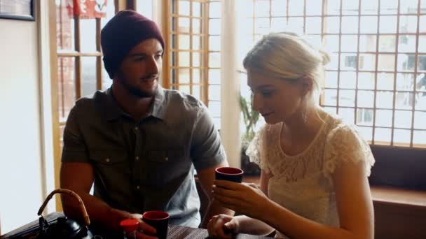 Casal interagindo uns com os outros enquanto toma chá — Vídeo de Stock