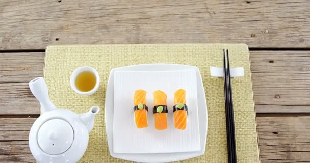 Sushi en bandeja con té en taza — Vídeo de stock