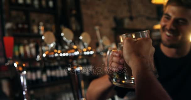 Vänner rosta ett glas öl — Stockvideo