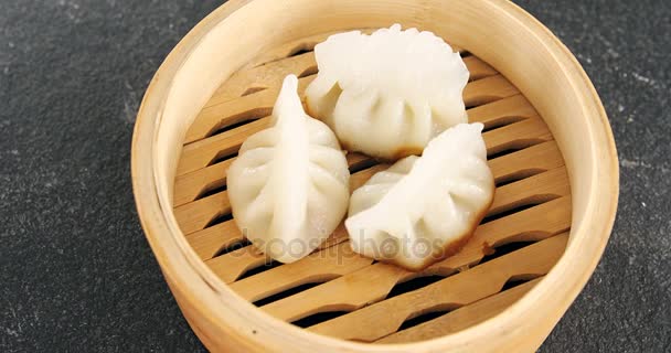 Gestoomde dumplings in bamboe steamer — Stockvideo