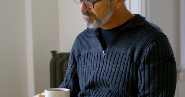 Man met koffie terwijl Schaken in woonkamer — Stockvideo