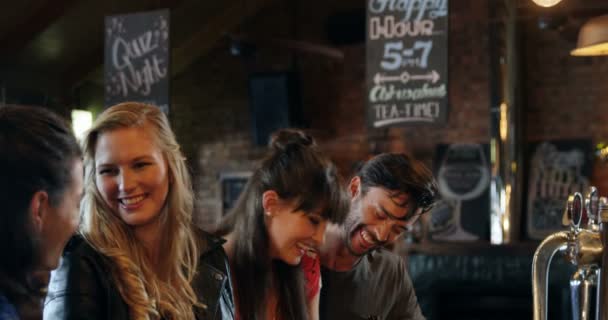 Groupe souriant d'amis interagissant tout en ayant une bouteille de bière — Video