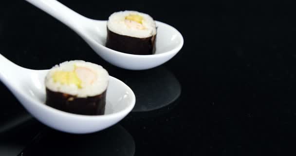 Primer plano de Sushi en cucharas — Vídeos de Stock