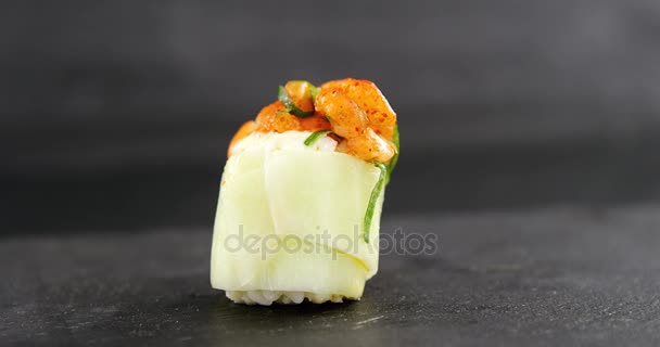 Sushi servido en pizarra de piedra gris — Vídeo de stock