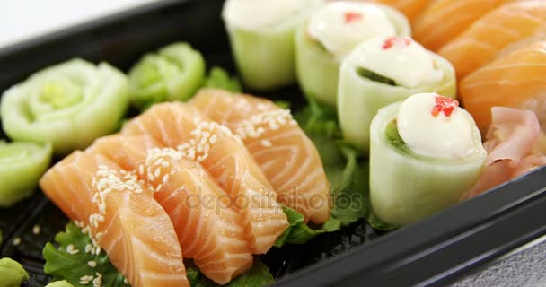 Bandeja de sushi surtido — Vídeo de stock