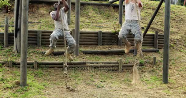 Soldats grimpant à la corde pendant le parcours d'obstacles — Video