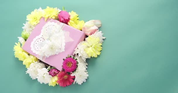 Zbliżenie: pudełko na prezent i kwiaty — Wideo stockowe