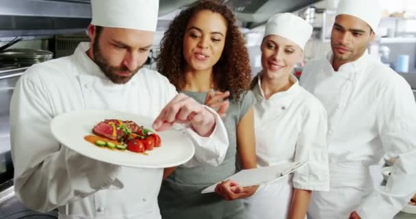 Chef-koks houden van voedsel plaat — Stockvideo