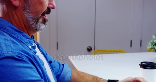 Ejecutiva masculina trabajando en escritorio — Vídeo de stock