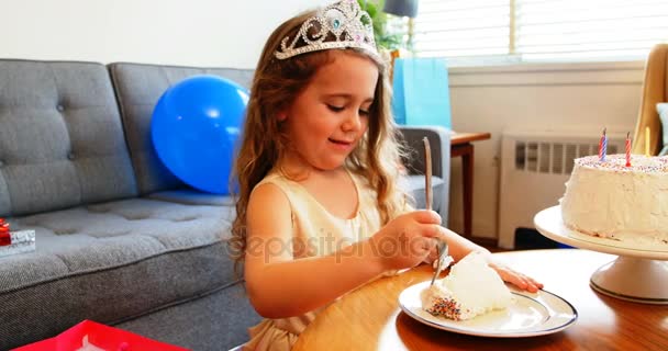 Κορίτσι έχοντας κέικ στο σπίτι — Αρχείο Βίντεο