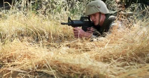 Солдат во время учений с оружием — стоковое видео