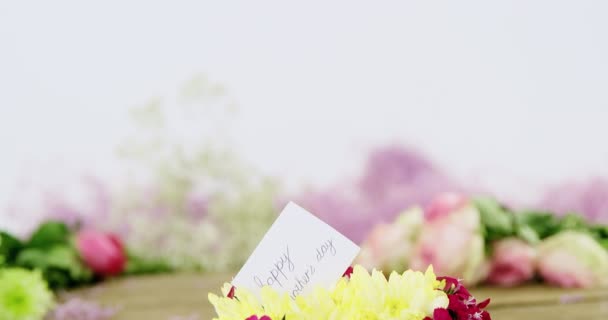 Gelukkig moeder dag kaart op bloemen — Stockvideo