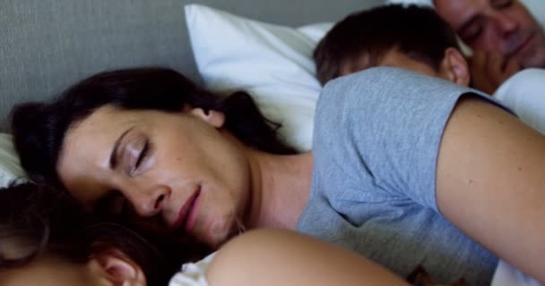 Eltern und Kinder schlafen zusammen im Bett — Stockvideo