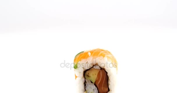 Rouleau de sushi sur fond blanc — Video