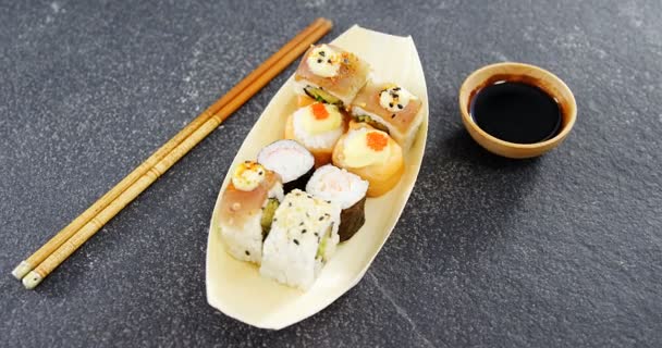 Sushi su piastra a forma di barca — Video Stock
