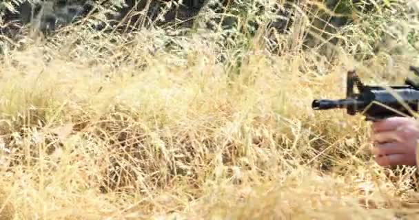 Soldado durante el ejercicio de entrenamiento con arma — Vídeos de Stock