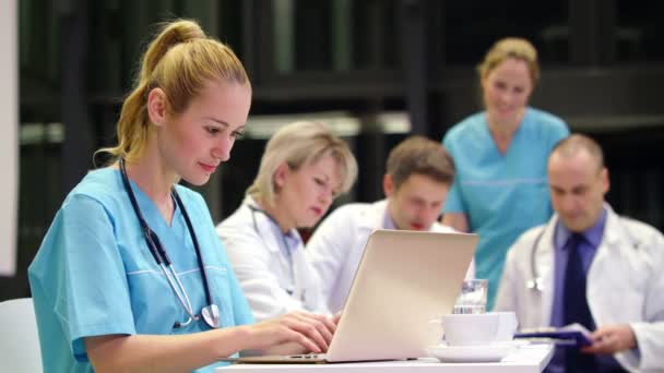 Sjuksköterska med laptop i konferensrum — Stockvideo