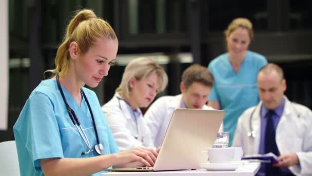 Krankenschwester mit Laptop im Konferenzraum — Stockvideo